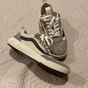 Women’s Vans- like new exp sneaker